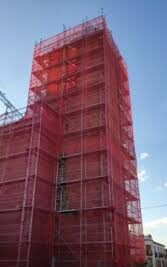 Edificio con andamios